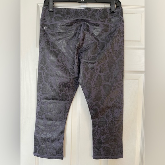 Fabletics Salar Printed Powerhold Crop in a Snake Black and Purple NWT - Picture 7 of 8